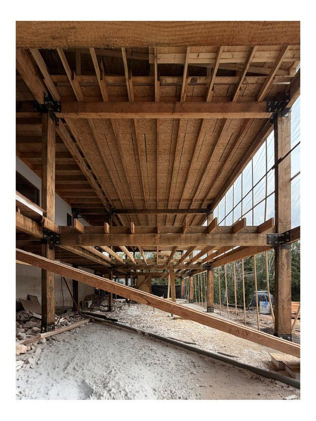 Cerchas de madera durante la construcción
